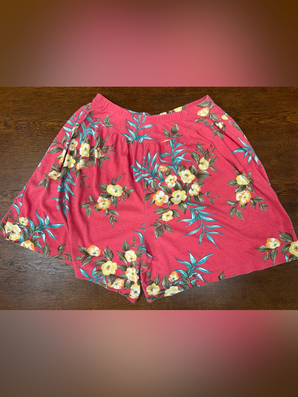Jaclyn Smith Coral Tropical Print Shorts, Lg.  Easy pull-on style. ComfyMade USA